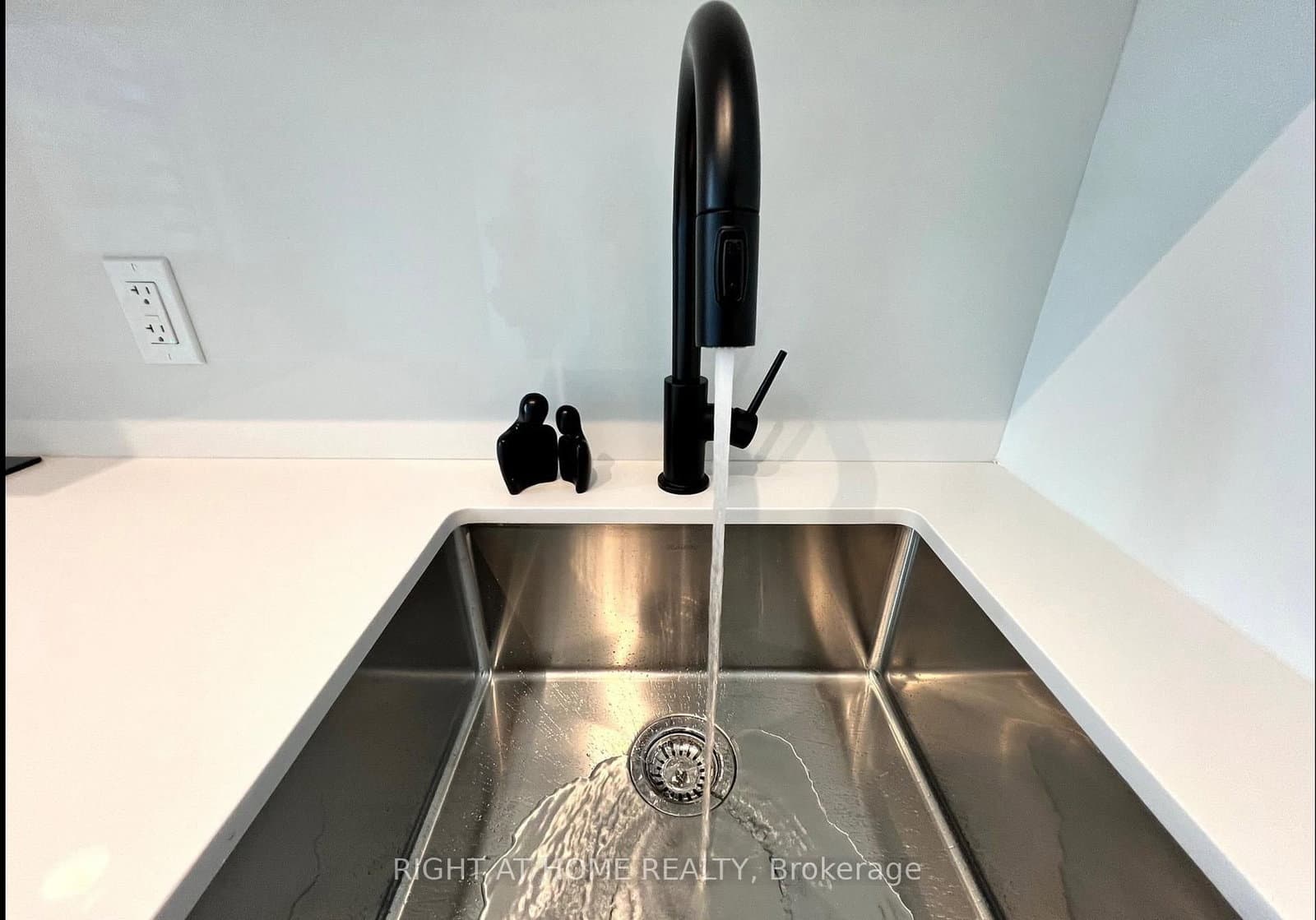 327 King Street, Unit 2301 thumbnail 4
