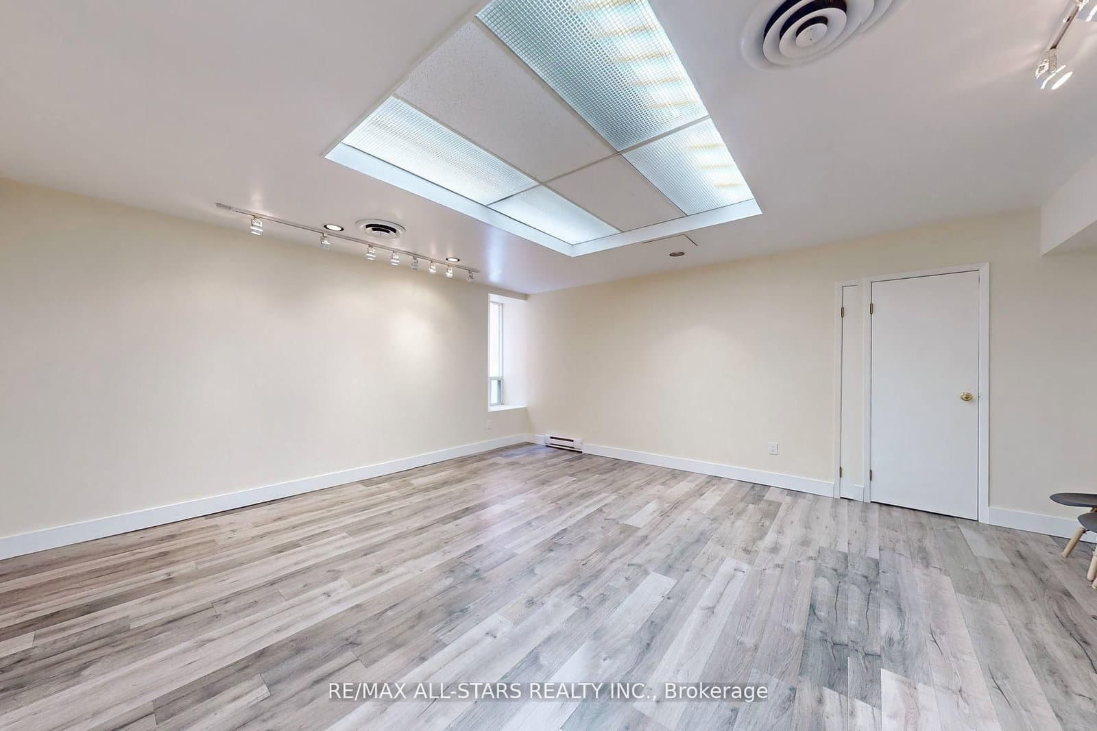 66 E Gerrard Street E, Unit 303 thumbnail 3