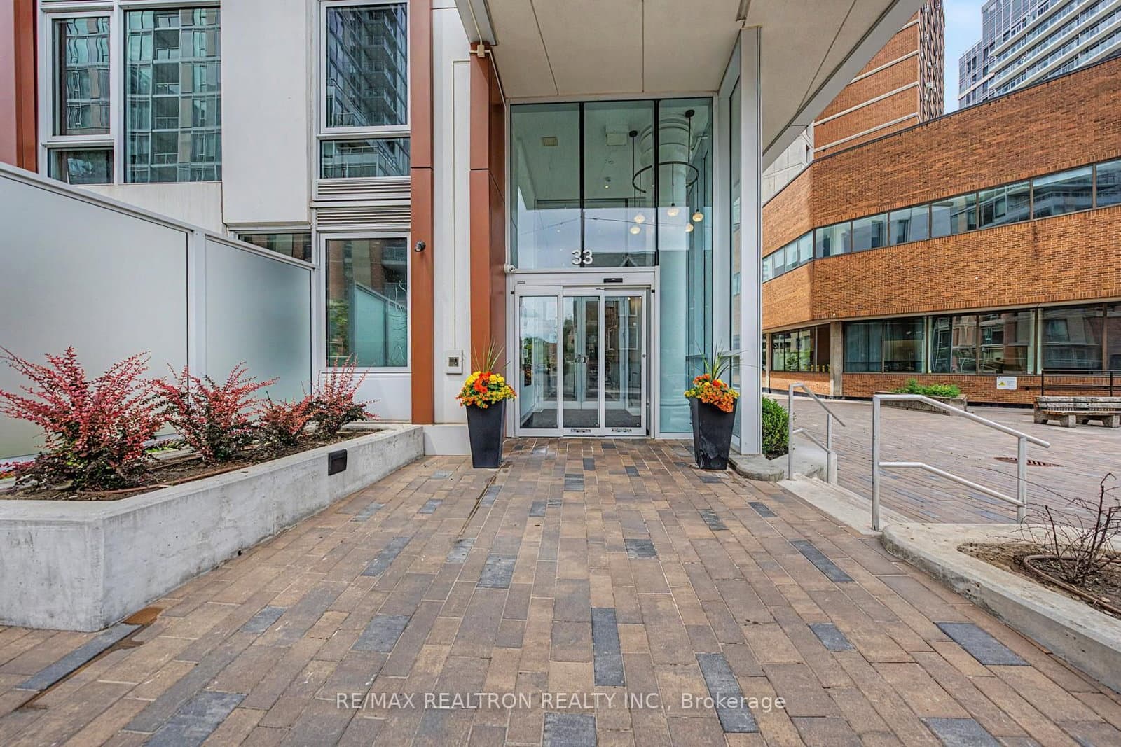 33 Helendale Avenue, Unit 102 thumbnail 11