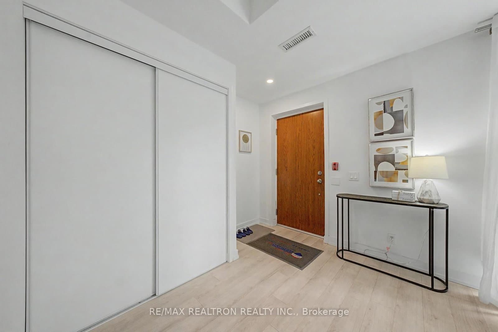 33 Helendale Avenue, Unit 102 thumbnail 12