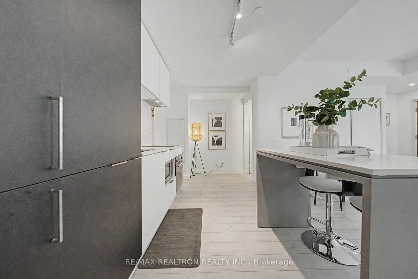 33 Helendale Avenue, Unit 102 thumbnail 20
