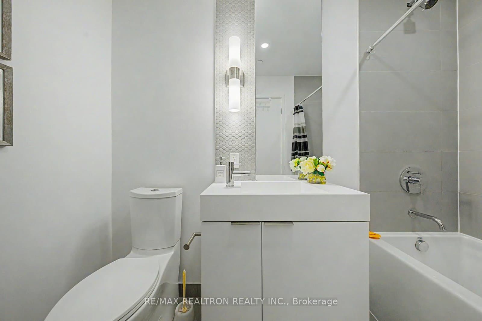 33 Helendale Avenue, Unit 102 thumbnail 31