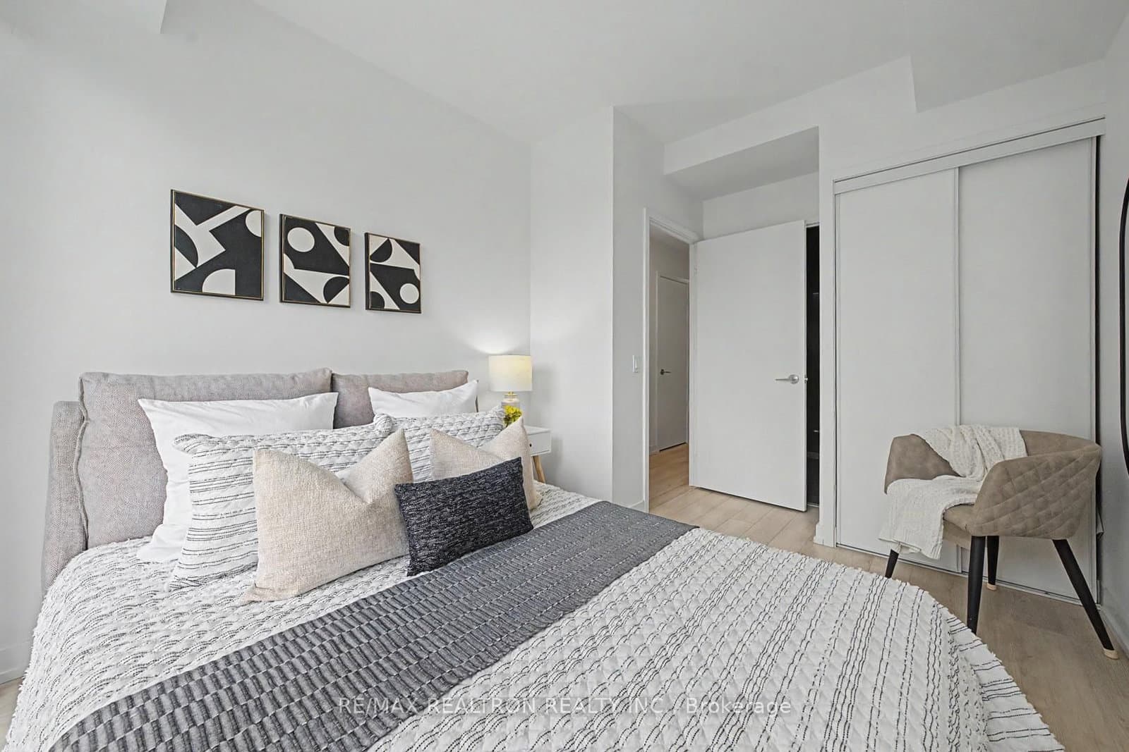 33 Helendale Avenue, Unit 102 thumbnail 33