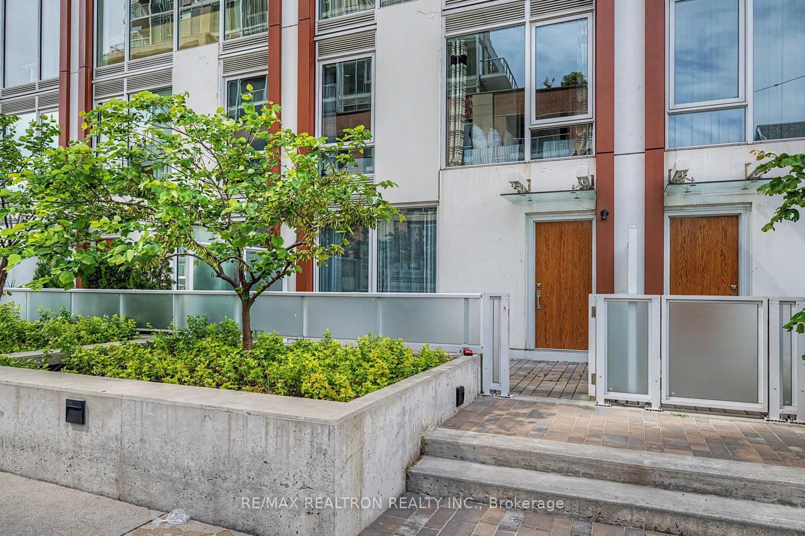 33 Helendale Avenue, Unit 102 thumbnail 9