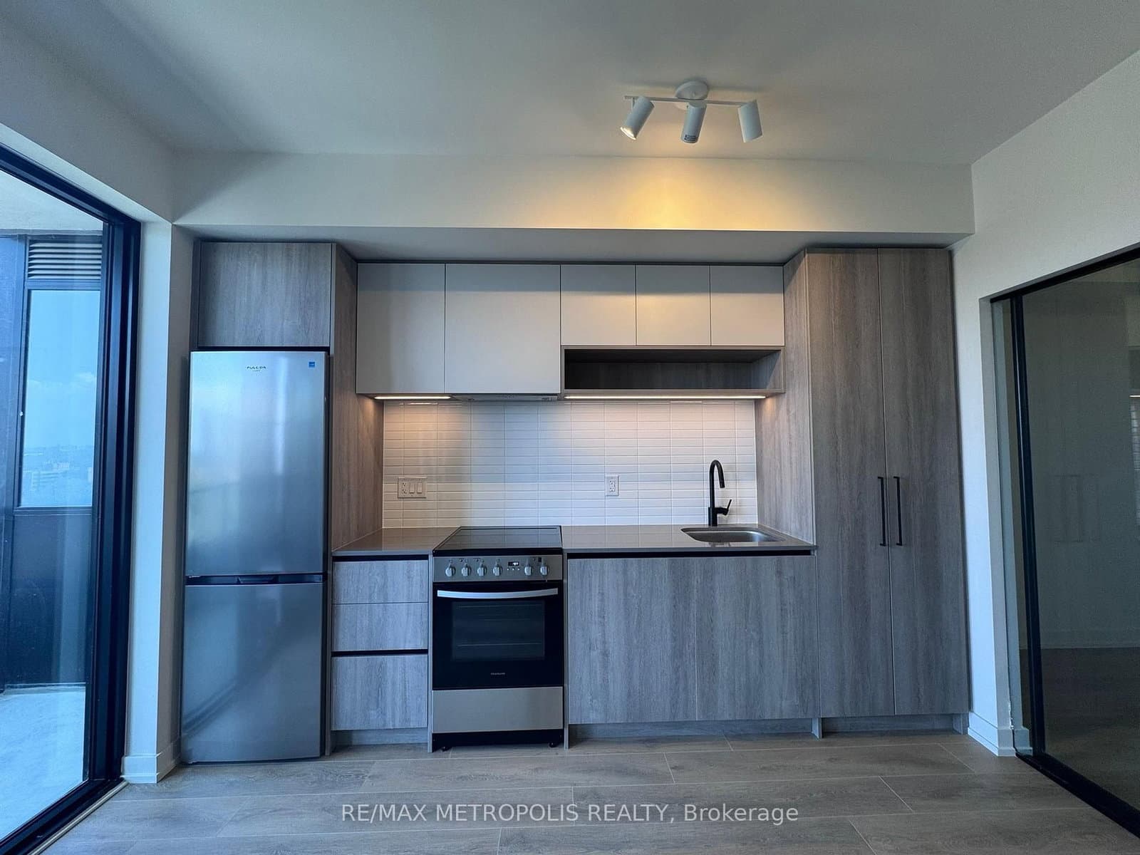 181 STERLING Road, Unit 1418 thumbnail 2