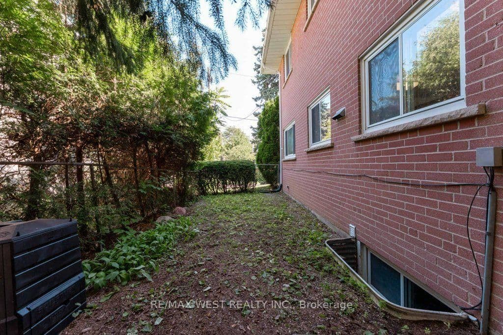 2 Robinter Drive thumbnail 35
