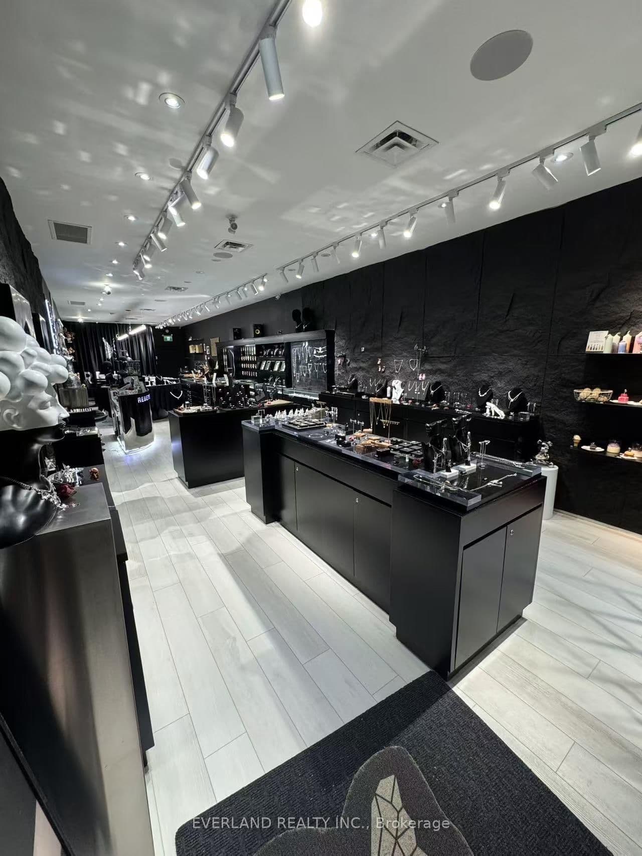 2515 Yonge Street thumbnail 3
