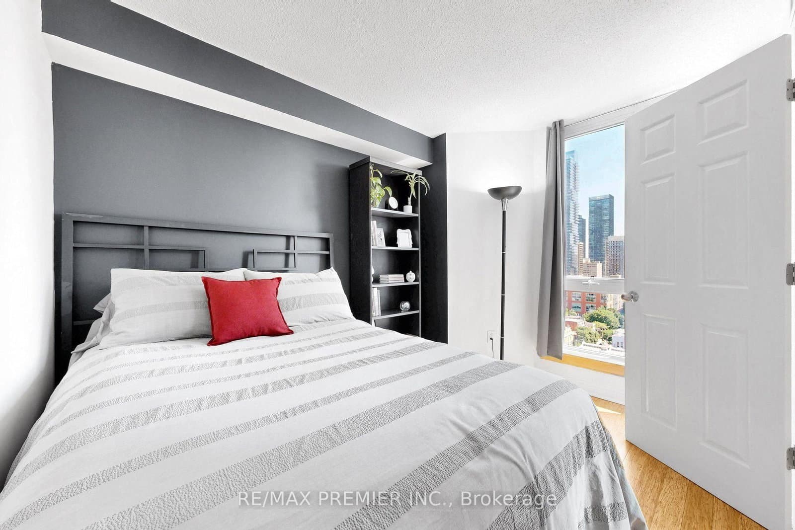 1055 Bay Street, Unit 1804 thumbnail 13