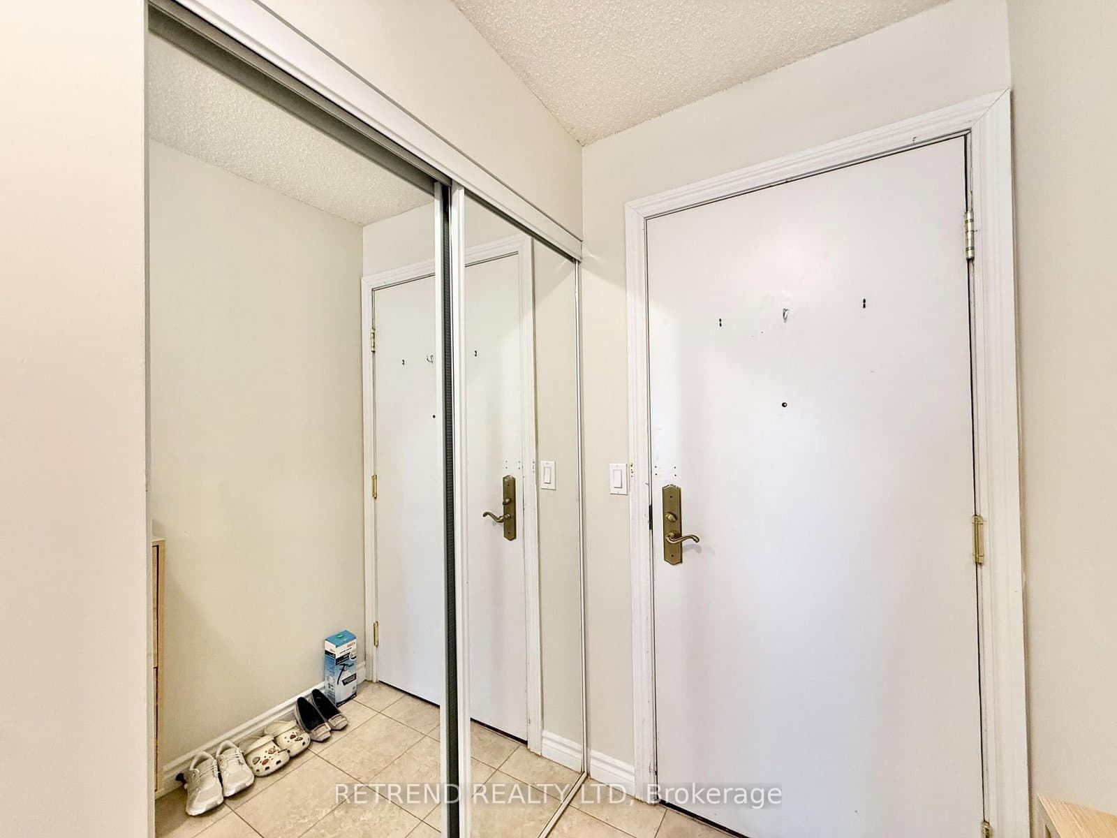 18 Sommerset Way, Unit 1011 thumbnail 3