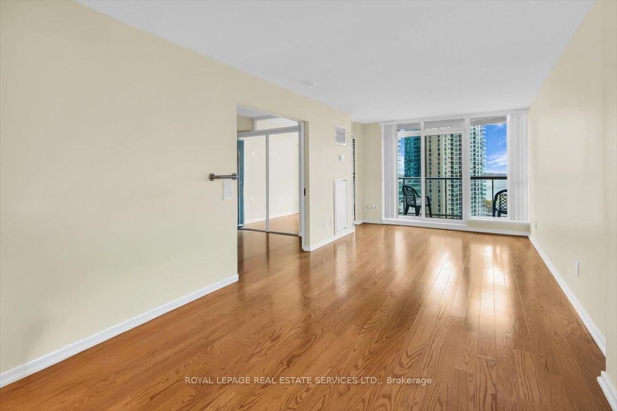 208 Queens Quay W, Unit 1104 thumbnail 10