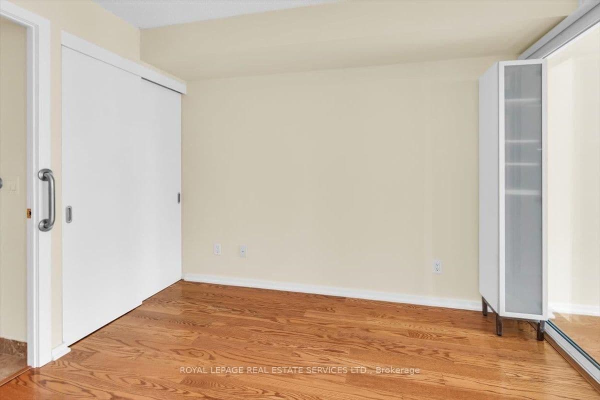 208 Queens Quay W, Unit 1104 thumbnail 15