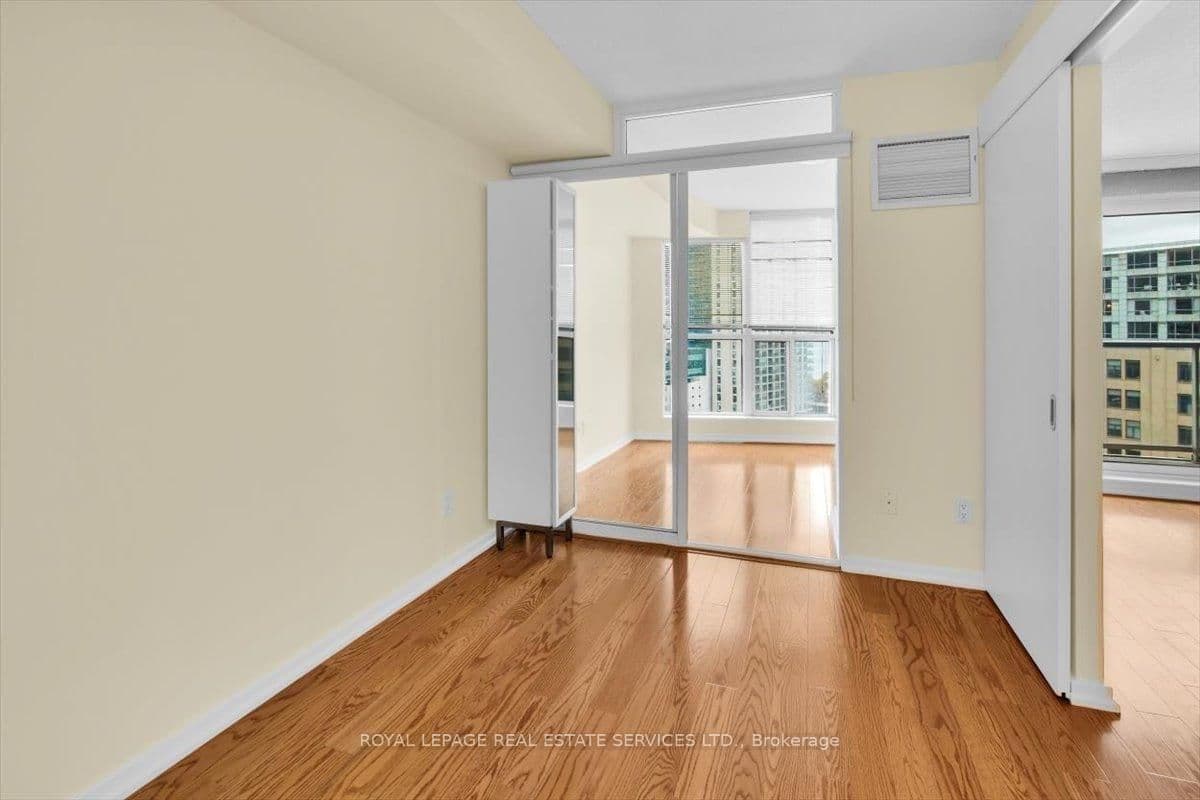 208 Queens Quay W, Unit 1104 thumbnail 16