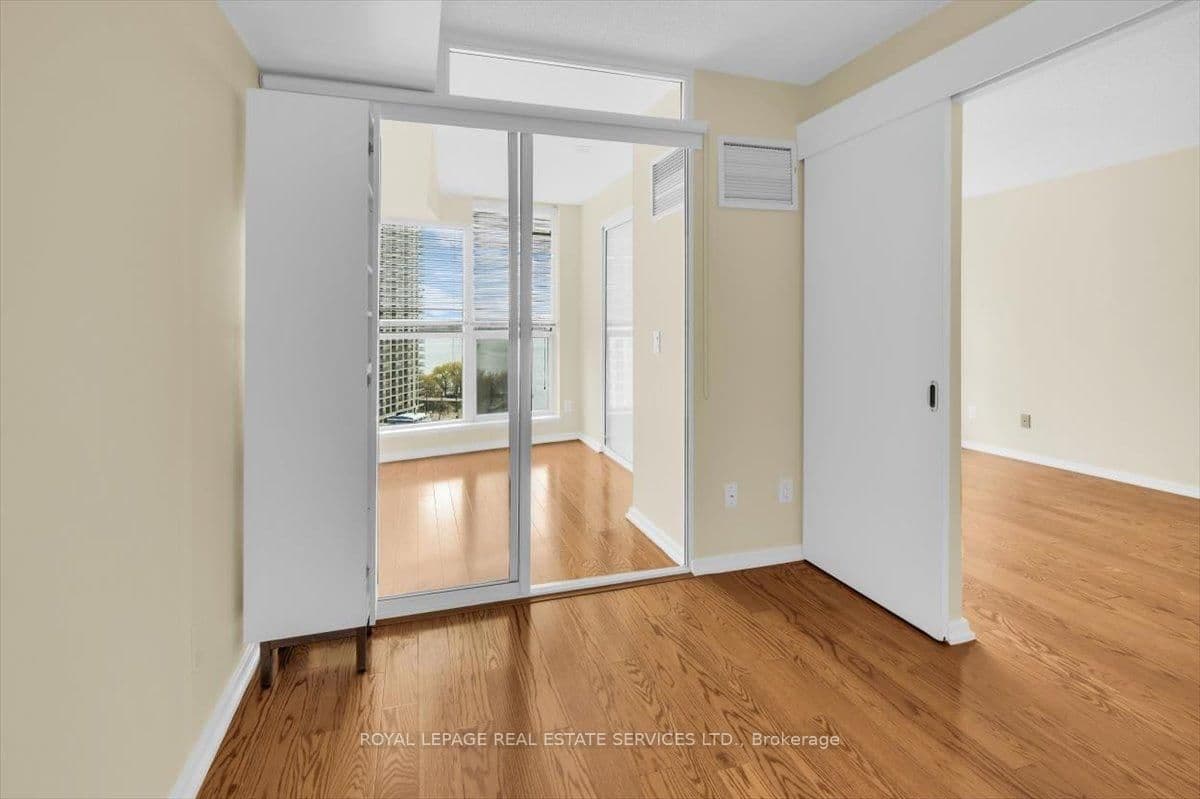 208 Queens Quay W, Unit 1104 thumbnail 17