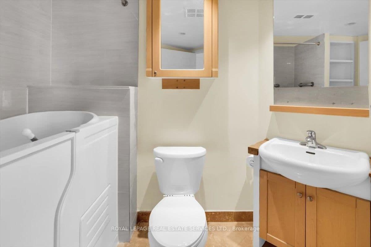208 Queens Quay W, Unit 1104 thumbnail 25