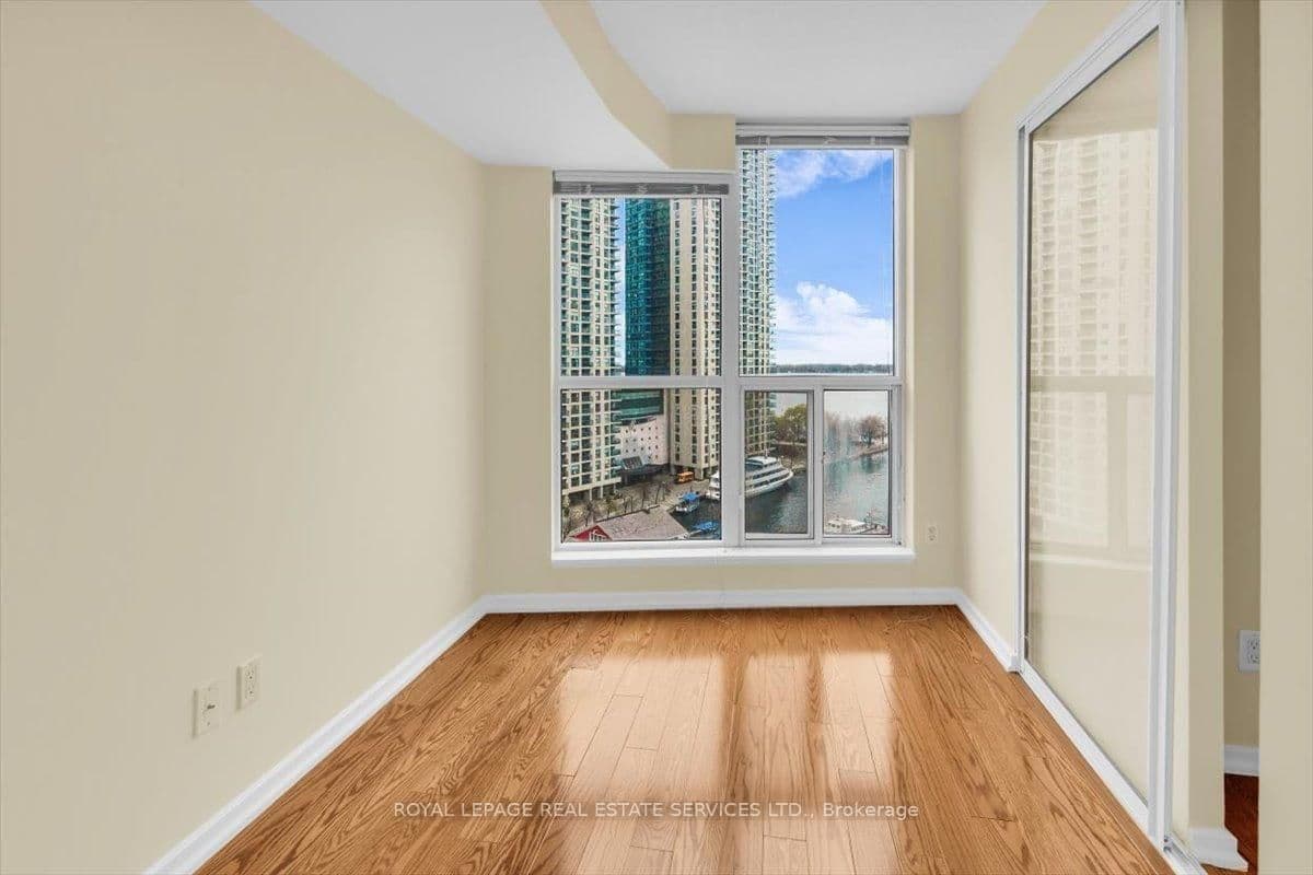 208 Queens Quay W, Unit 1104 thumbnail 4