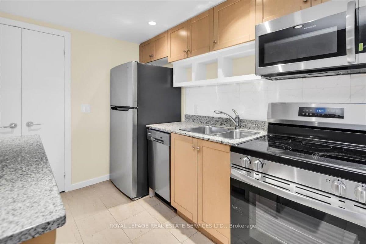 208 Queens Quay W, Unit 1104 thumbnail 6