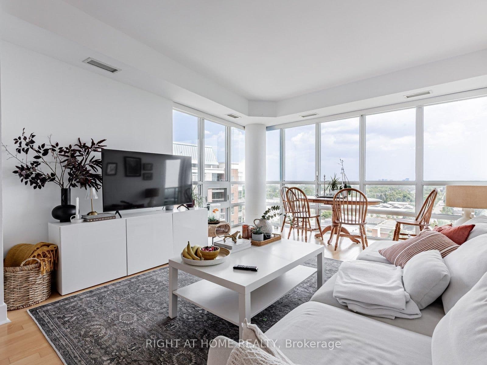 26 Norton Avenue, Unit 1603 thumbnail 10