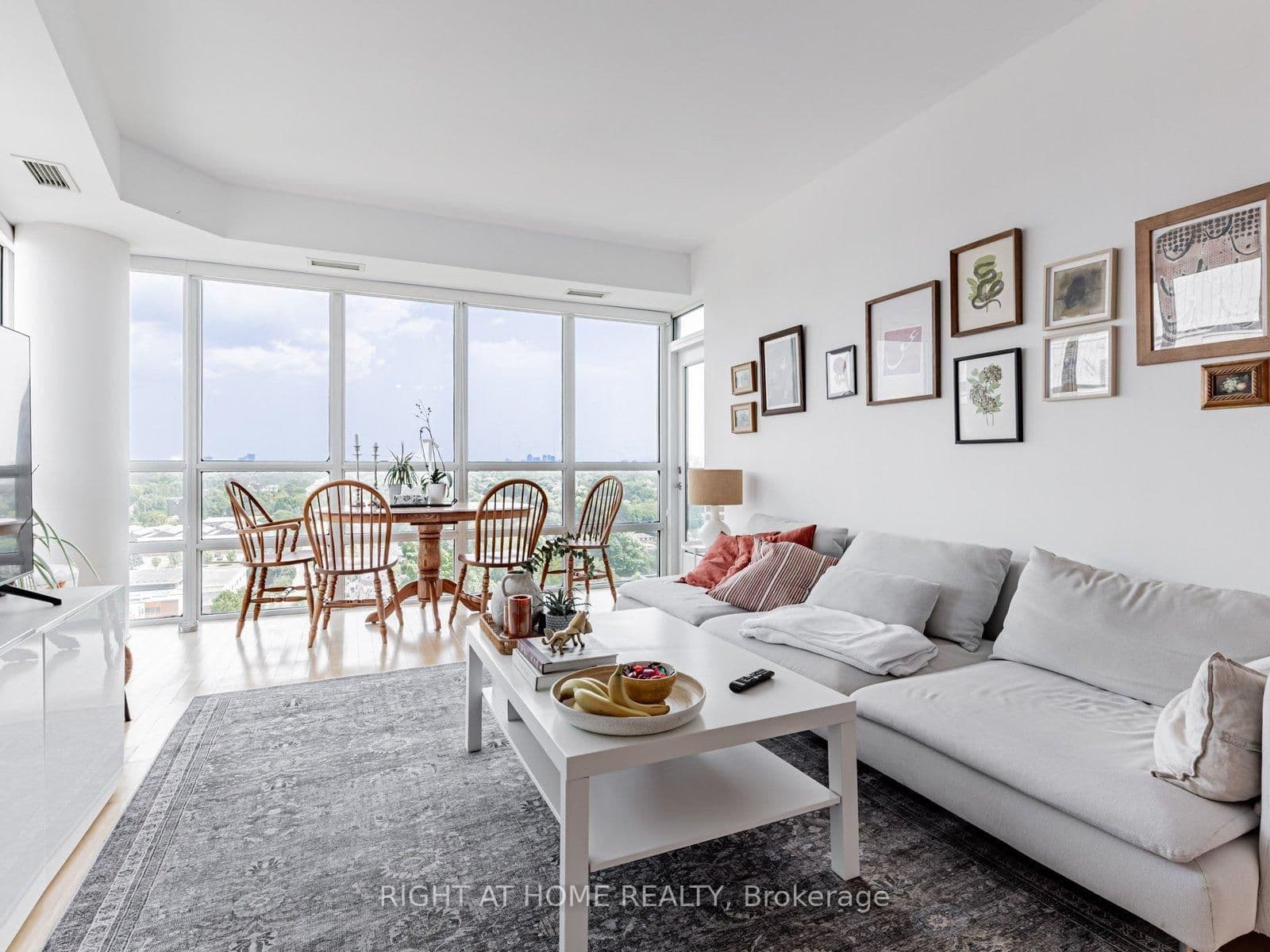 26 Norton Avenue, Unit 1603 thumbnail 11