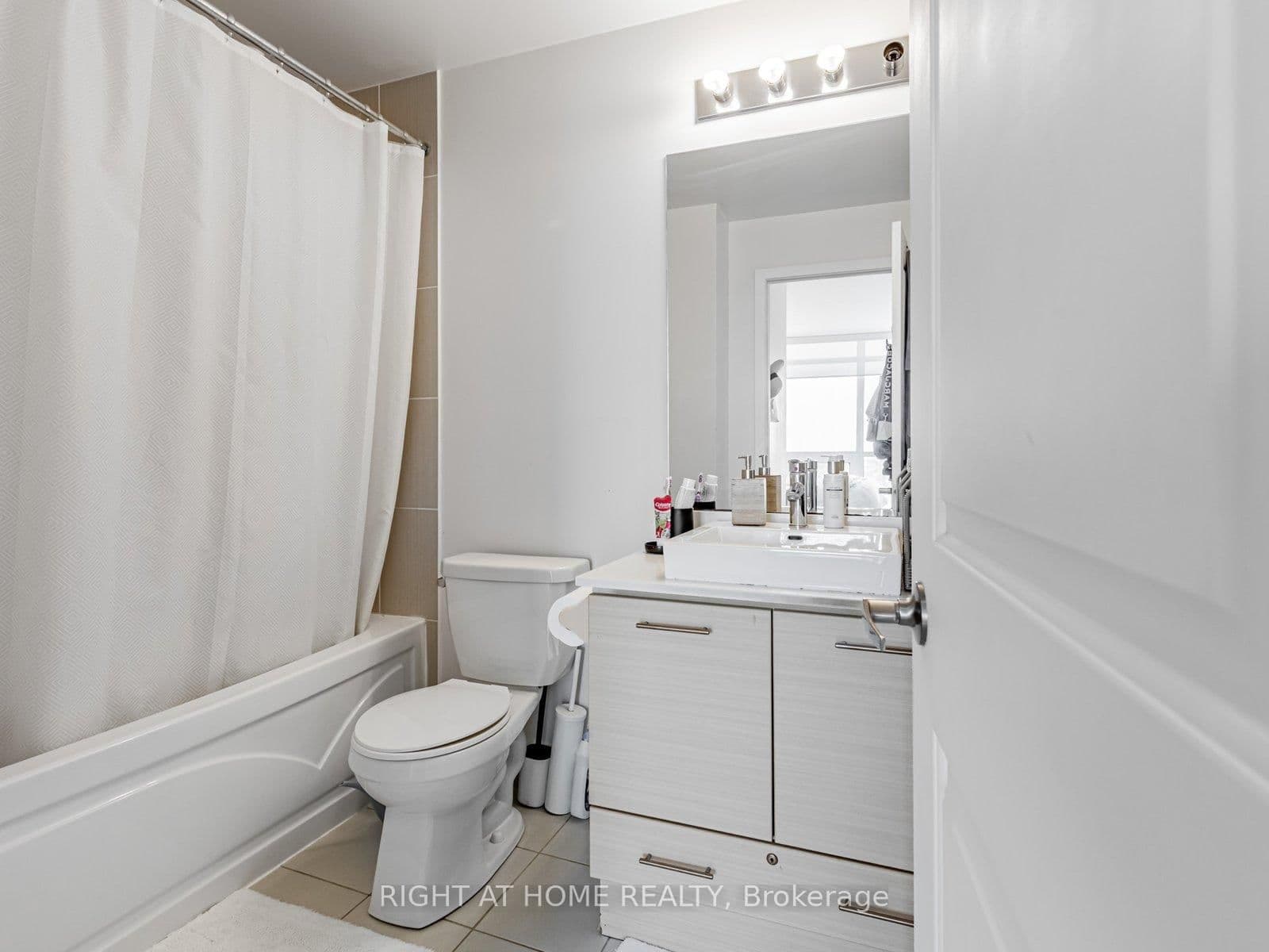 26 Norton Avenue, Unit 1603 thumbnail 19