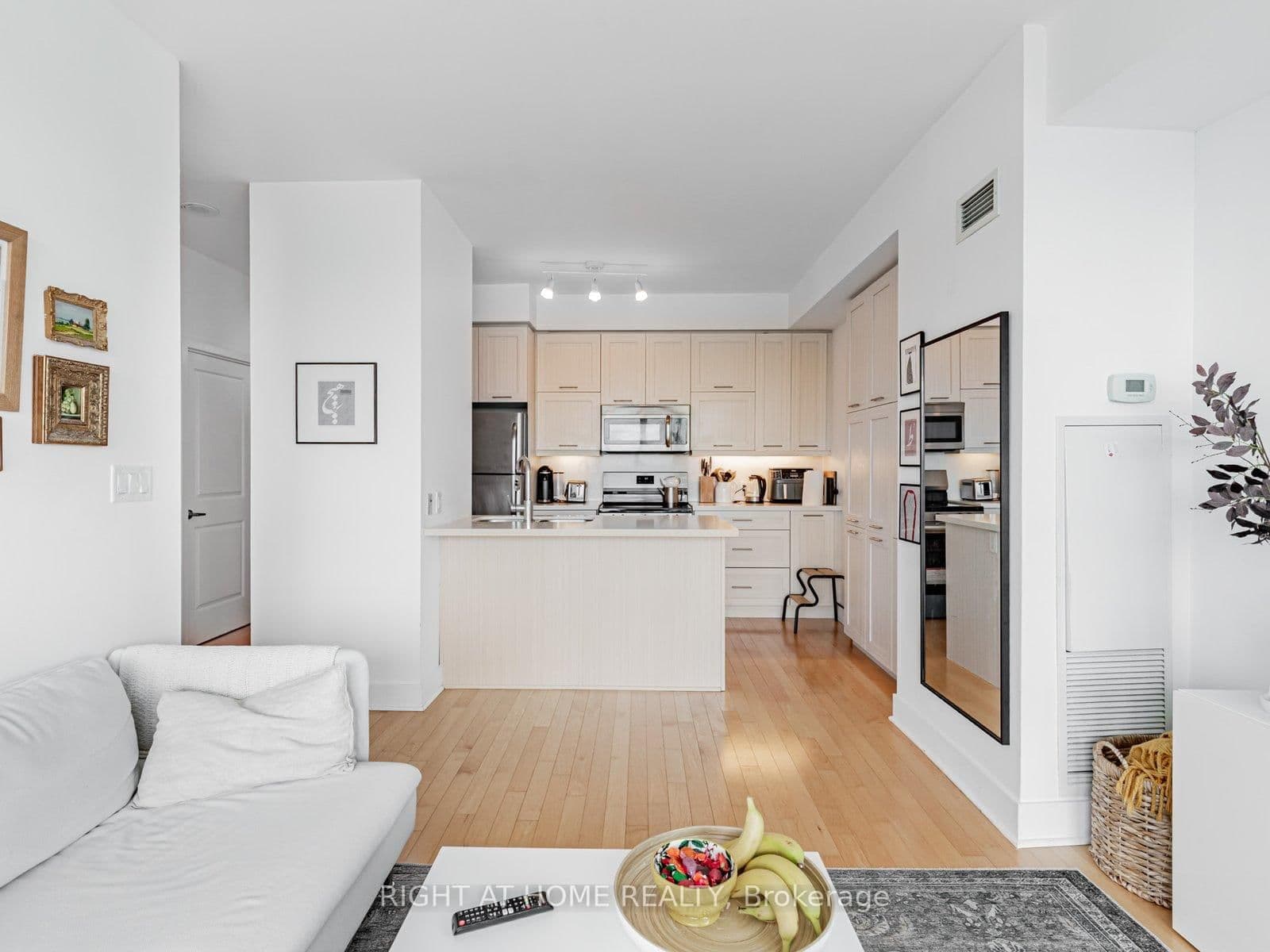 26 Norton Avenue, Unit 1603 thumbnail 2