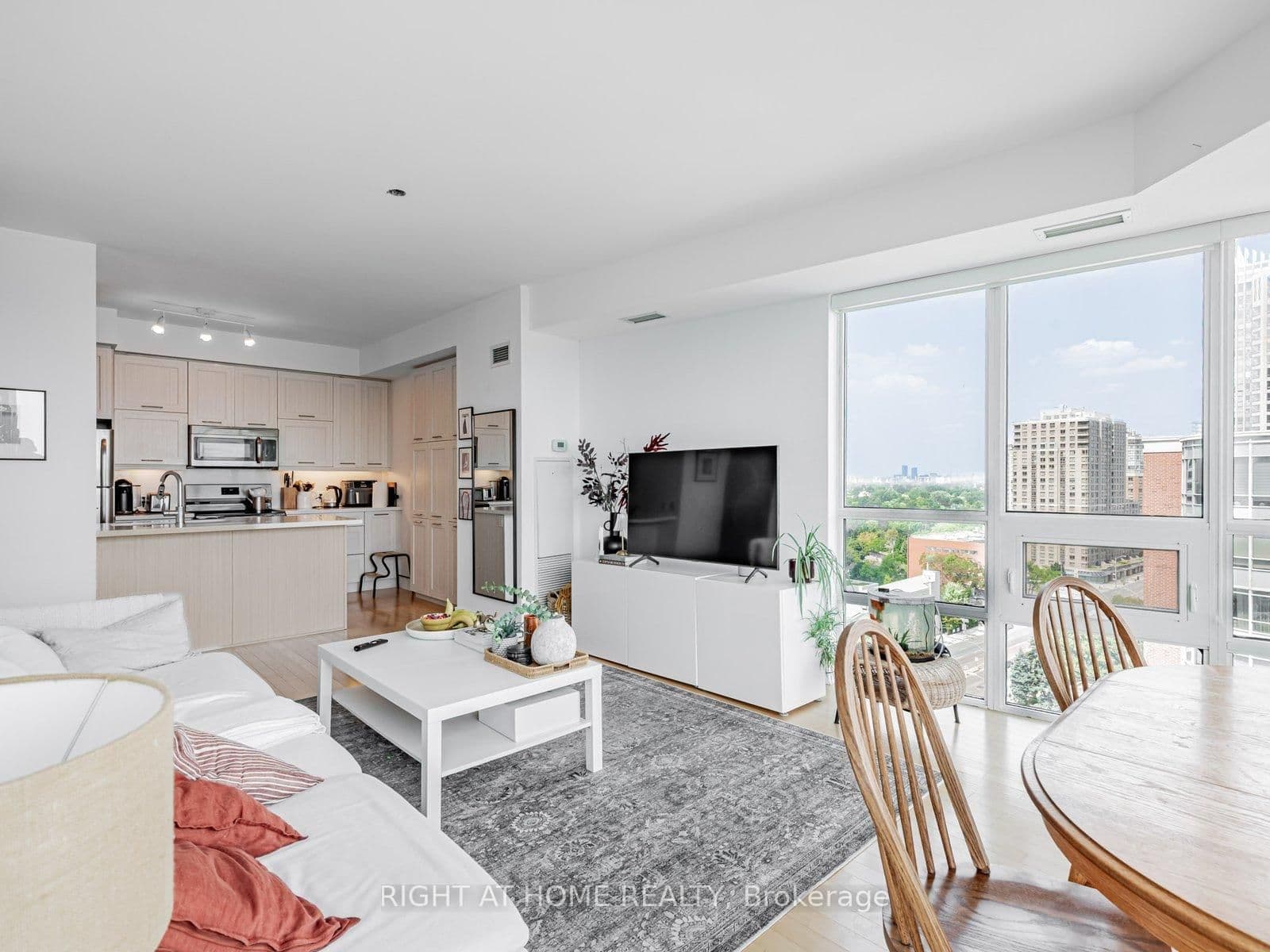 26 Norton Avenue, Unit 1603 thumbnail 3