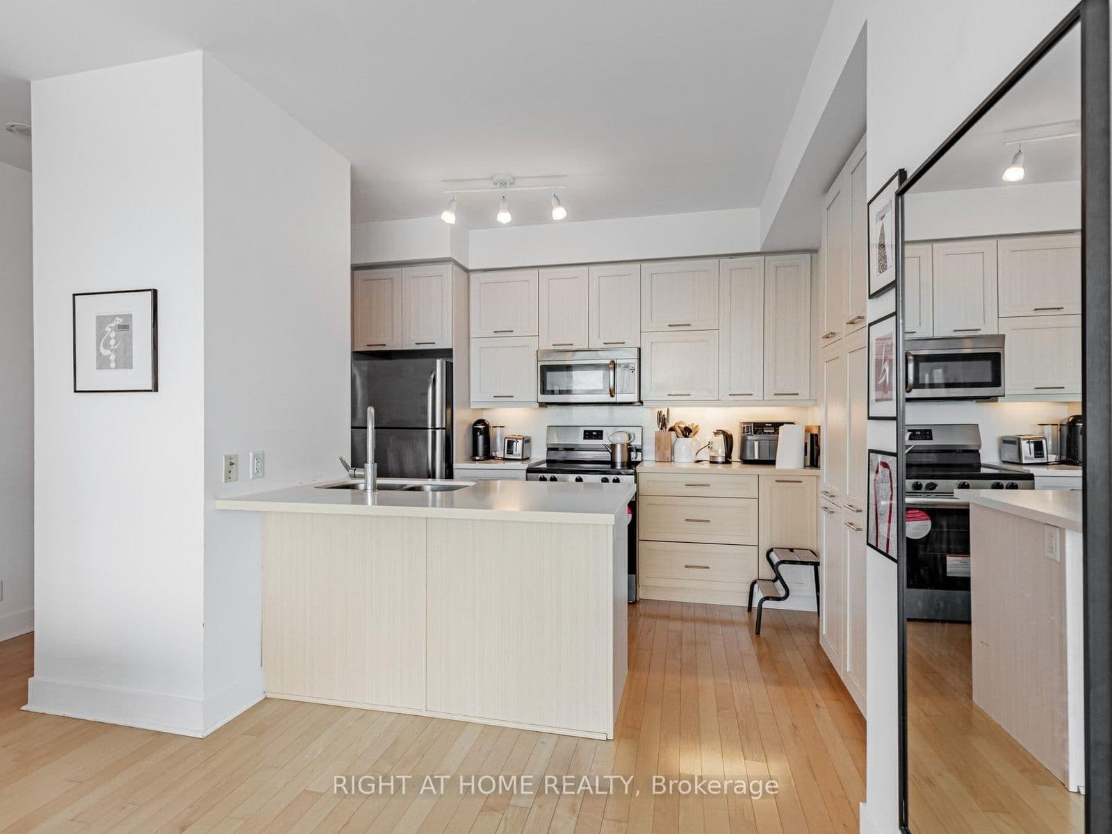 26 Norton Avenue, Unit 1603 thumbnail 4
