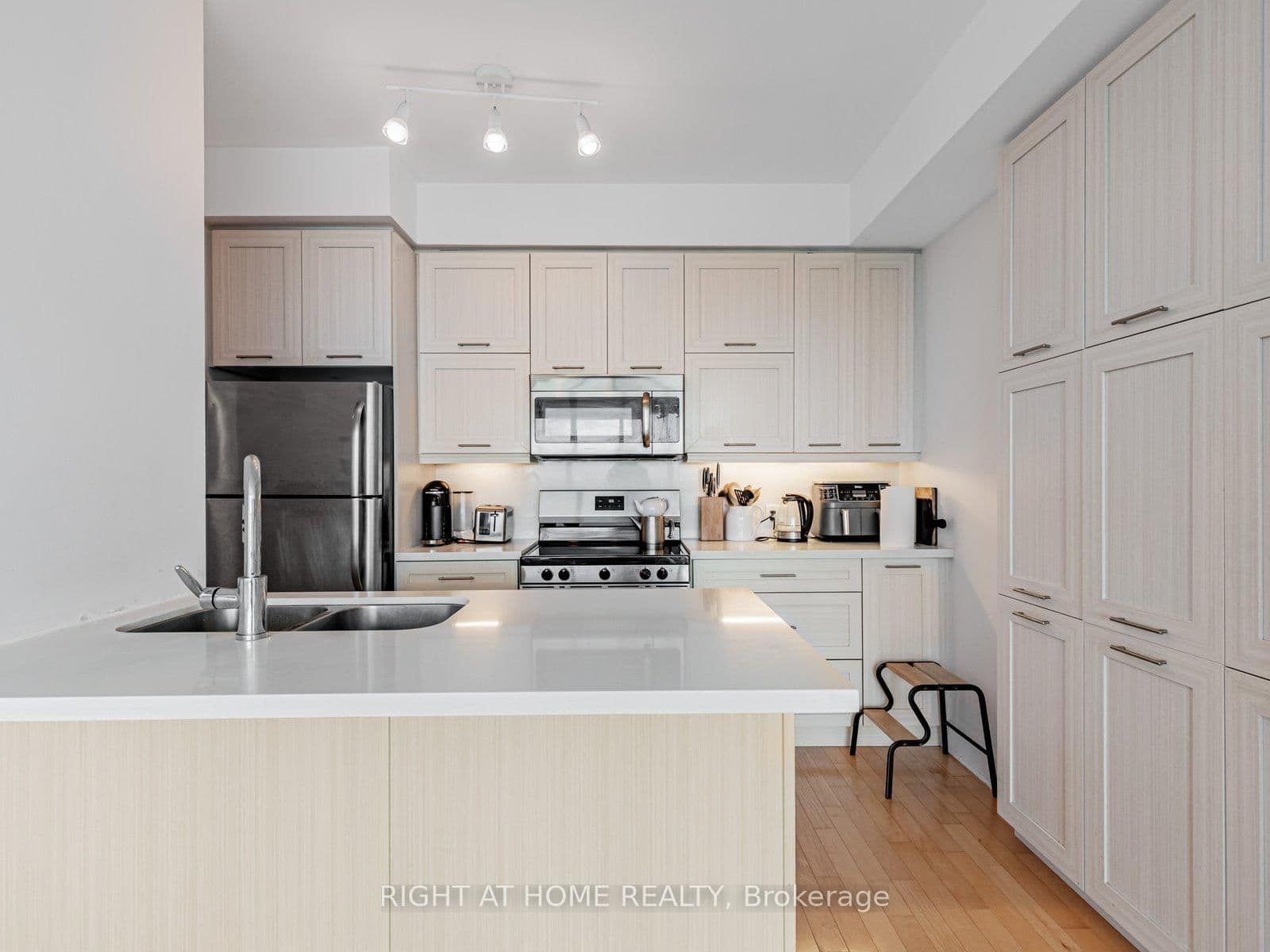 26 Norton Avenue, Unit 1603 thumbnail 5