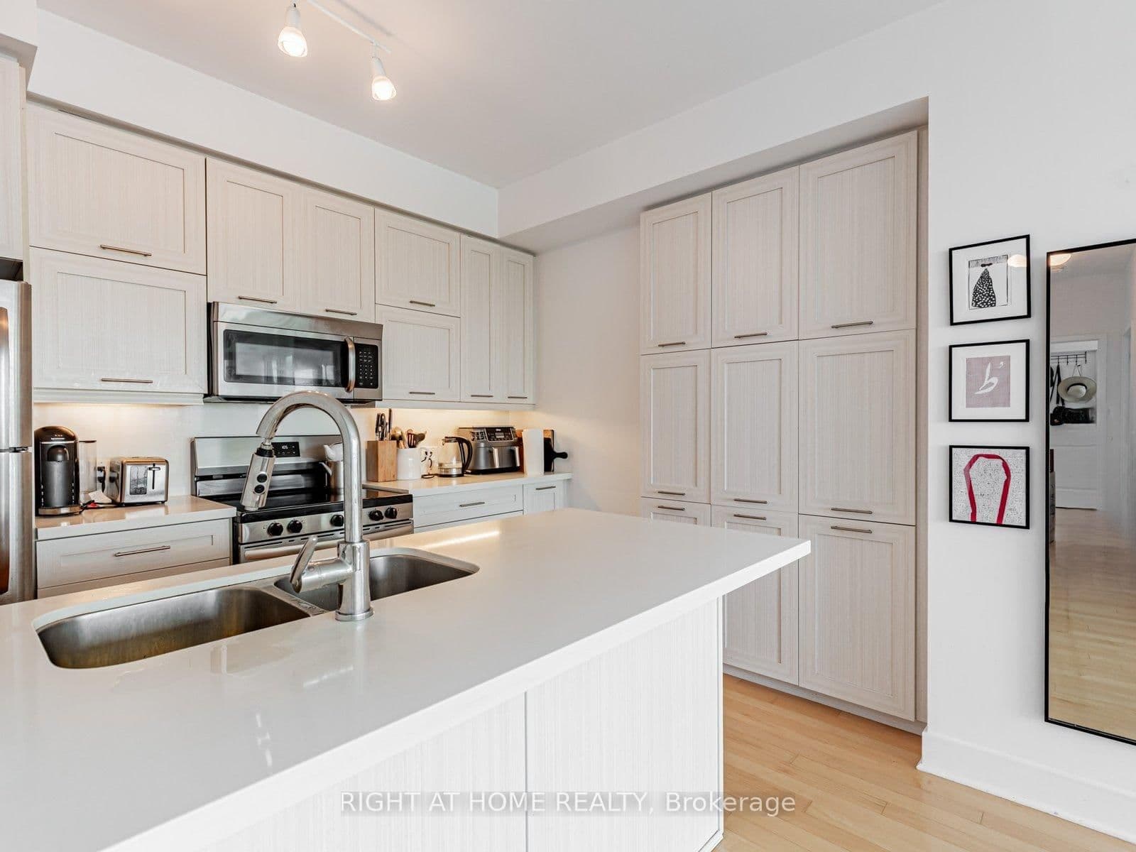 26 Norton Avenue, Unit 1603 thumbnail 6