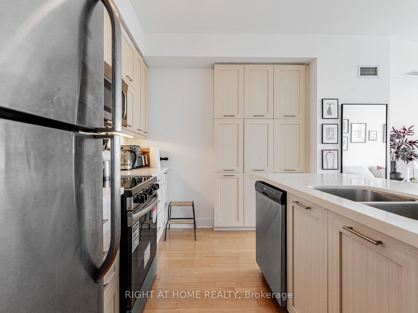 26 Norton Avenue, Unit 1603 thumbnail 7