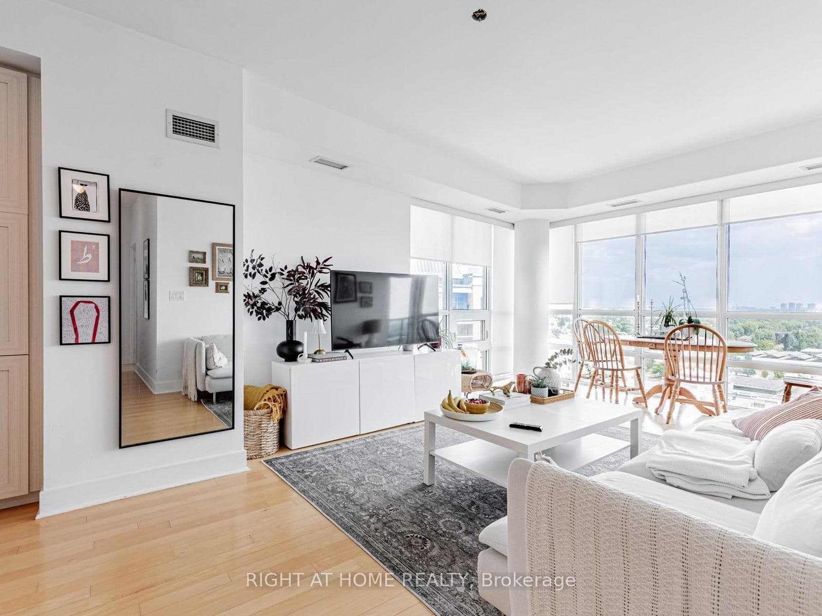 26 Norton Avenue, Unit 1603 thumbnail 8