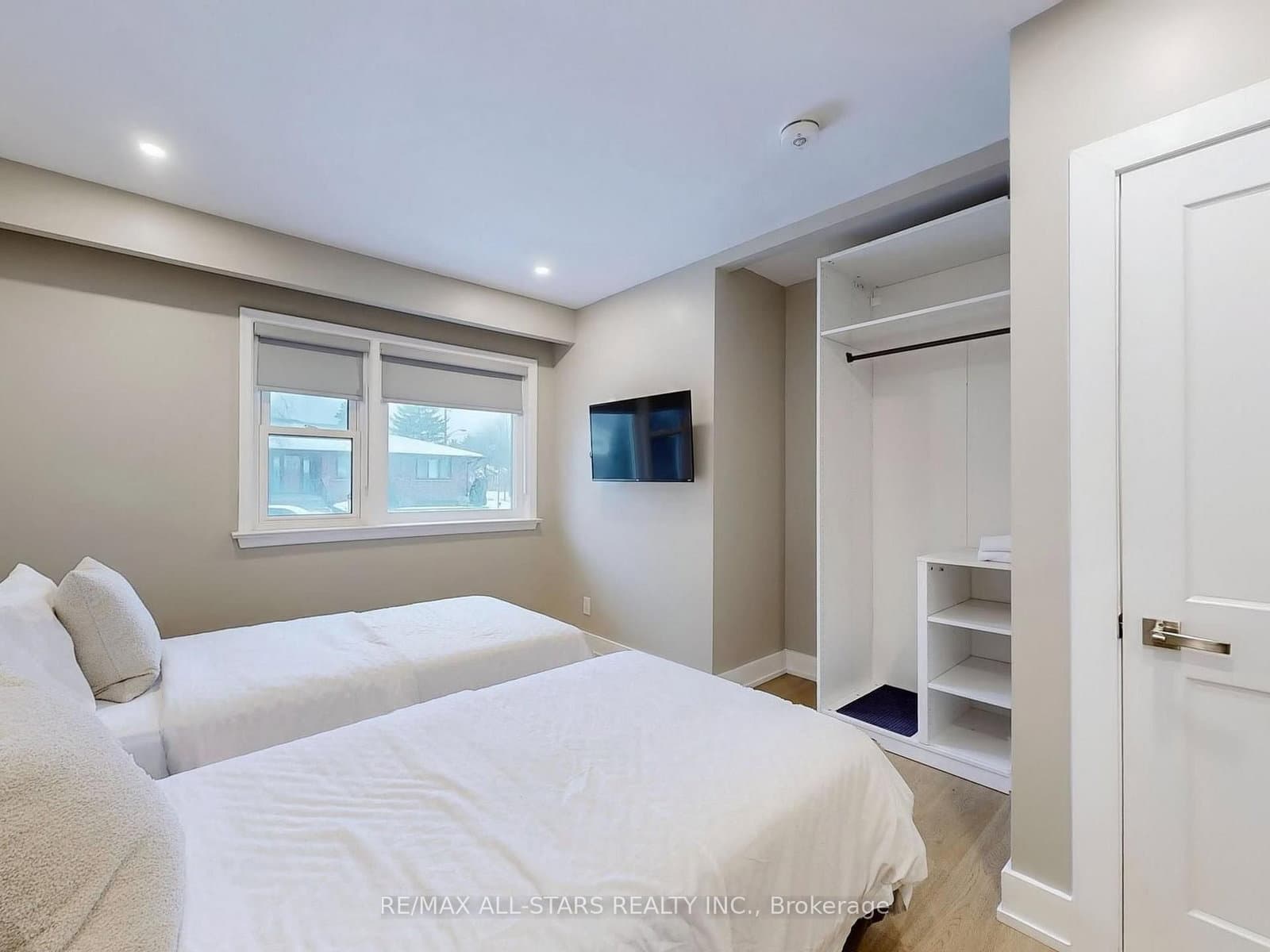 105 Betty Ann Drive thumbnail 14
