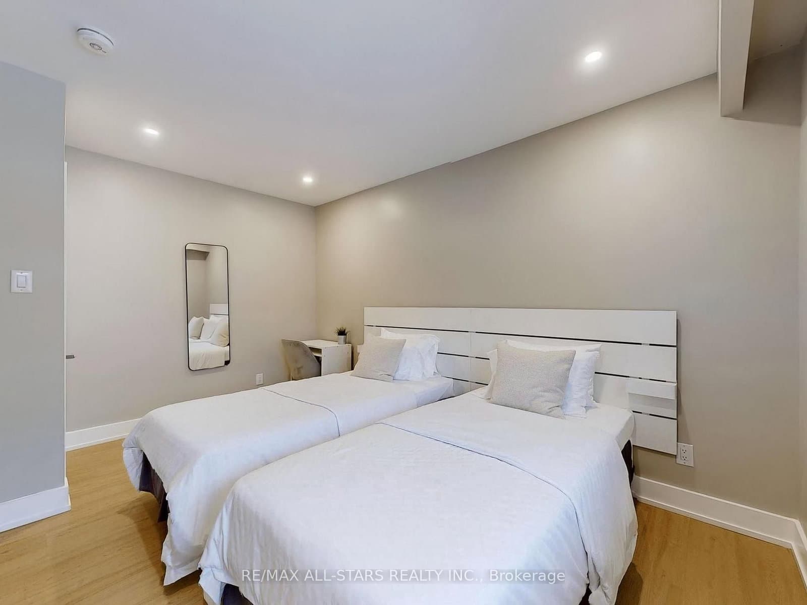 105 Betty Ann Drive thumbnail 15