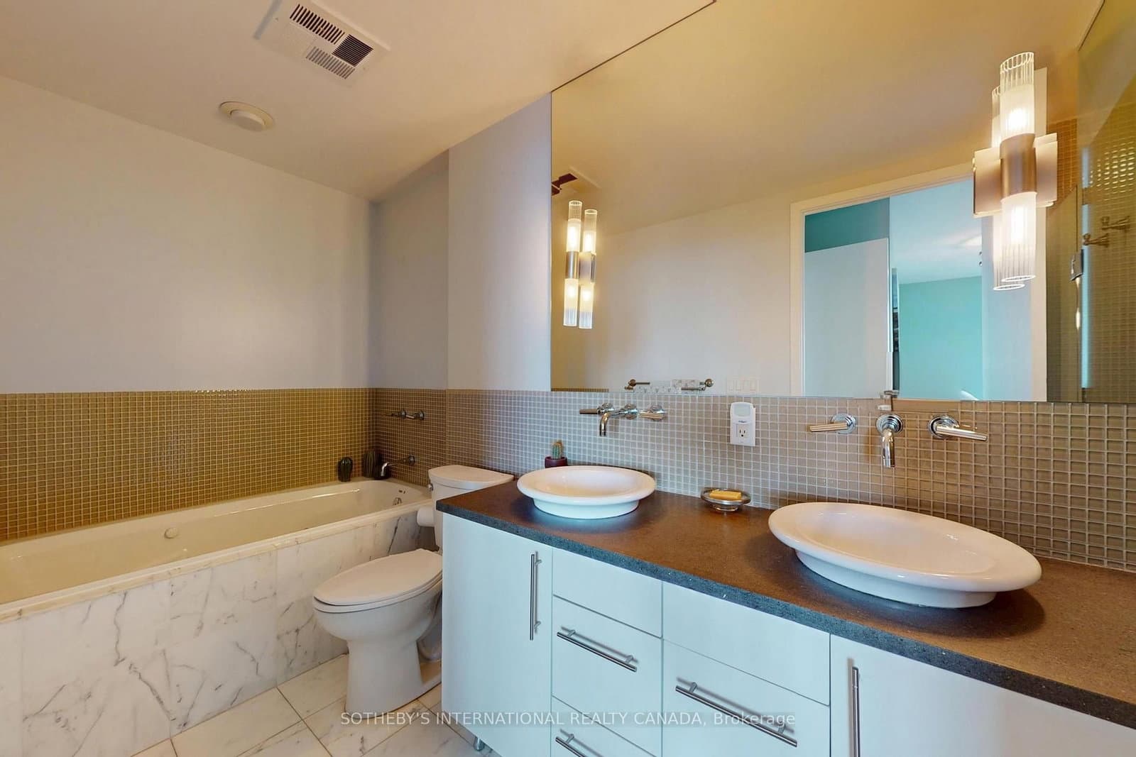 33 Lombard Street, Unit 4204 thumbnail 20