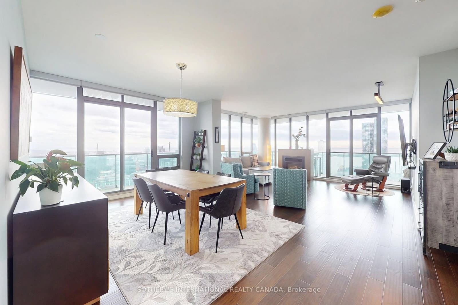 33 Lombard Street, Unit 4204 thumbnail 3