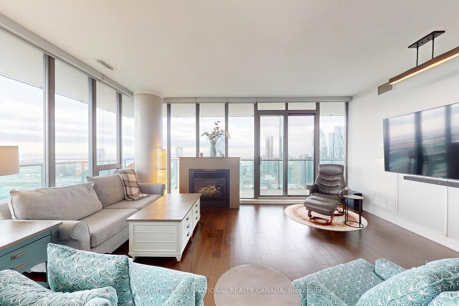 33 Lombard Street, Unit 4204 thumbnail 4