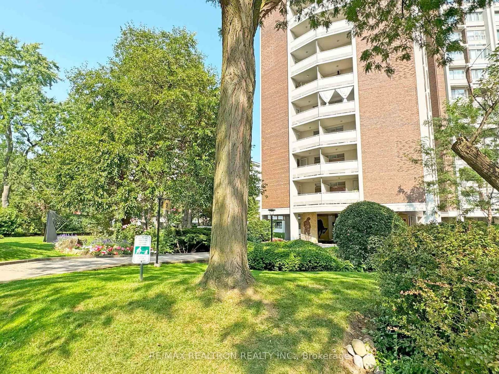 9 Deer Park Crescent, Unit 1501 thumbnail 10