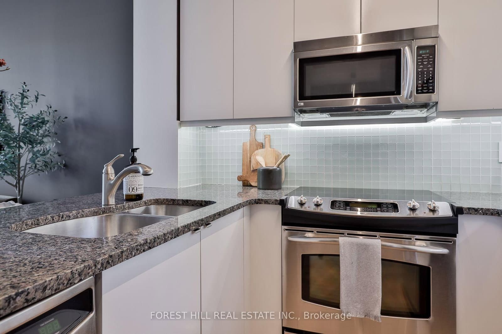 21 Scollard Street, Unit 512 thumbnail 17