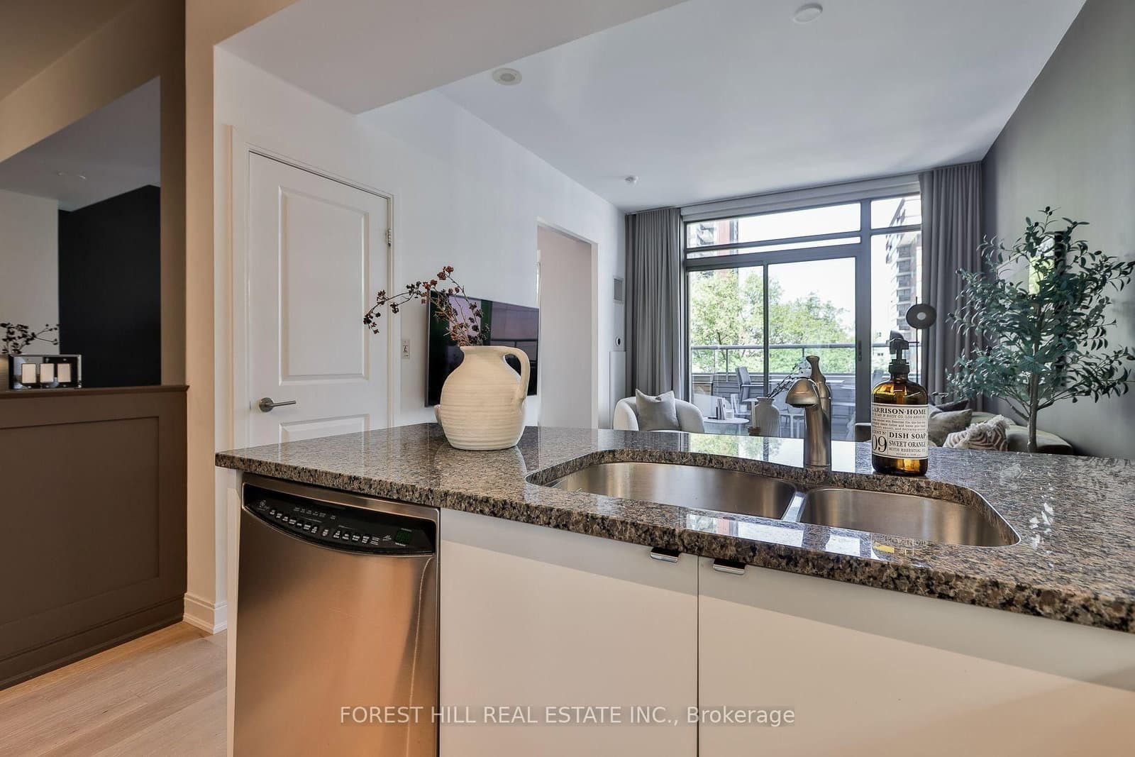 21 Scollard Street, Unit 512 thumbnail 18