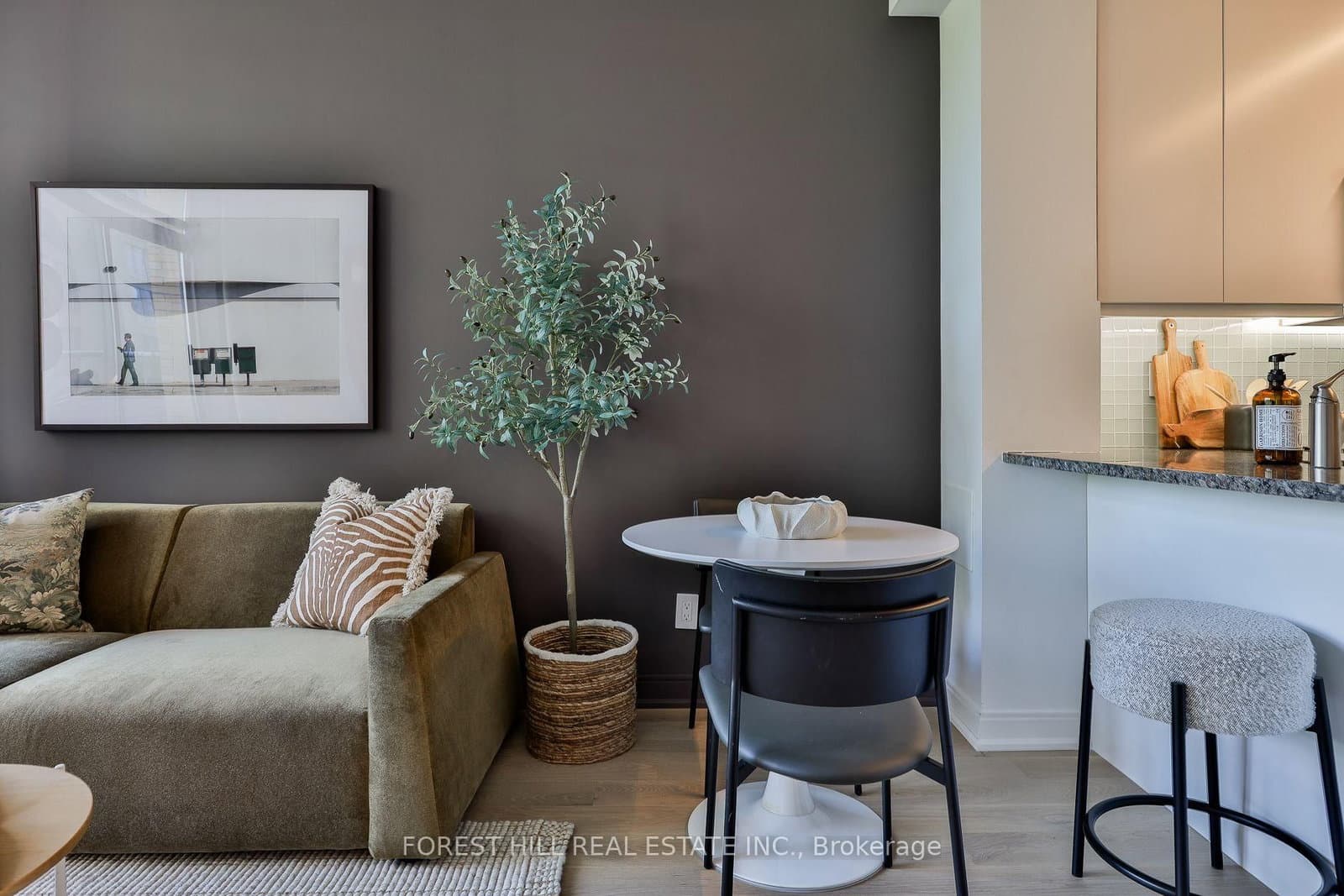 21 Scollard Street, Unit 512 thumbnail 8