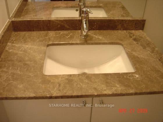 18 Harbour Street, Unit 706 thumbnail 3