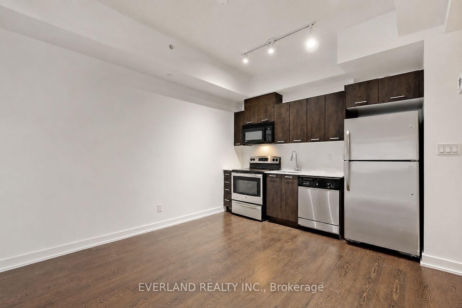 20 Bruyeres Mews, Unit 201 thumbnail 11