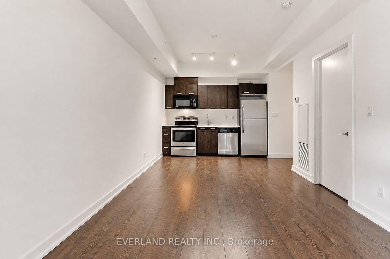 20 Bruyeres Mews, Unit 201 thumbnail 15