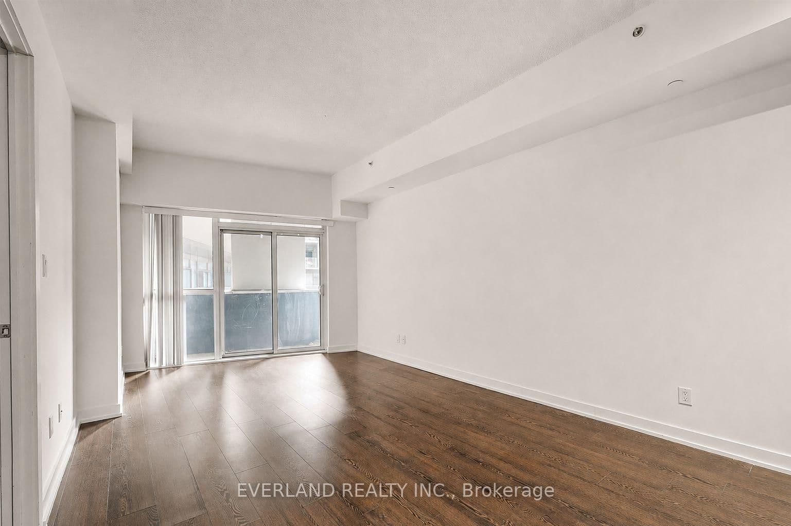 20 Bruyeres Mews, Unit 201 thumbnail 2