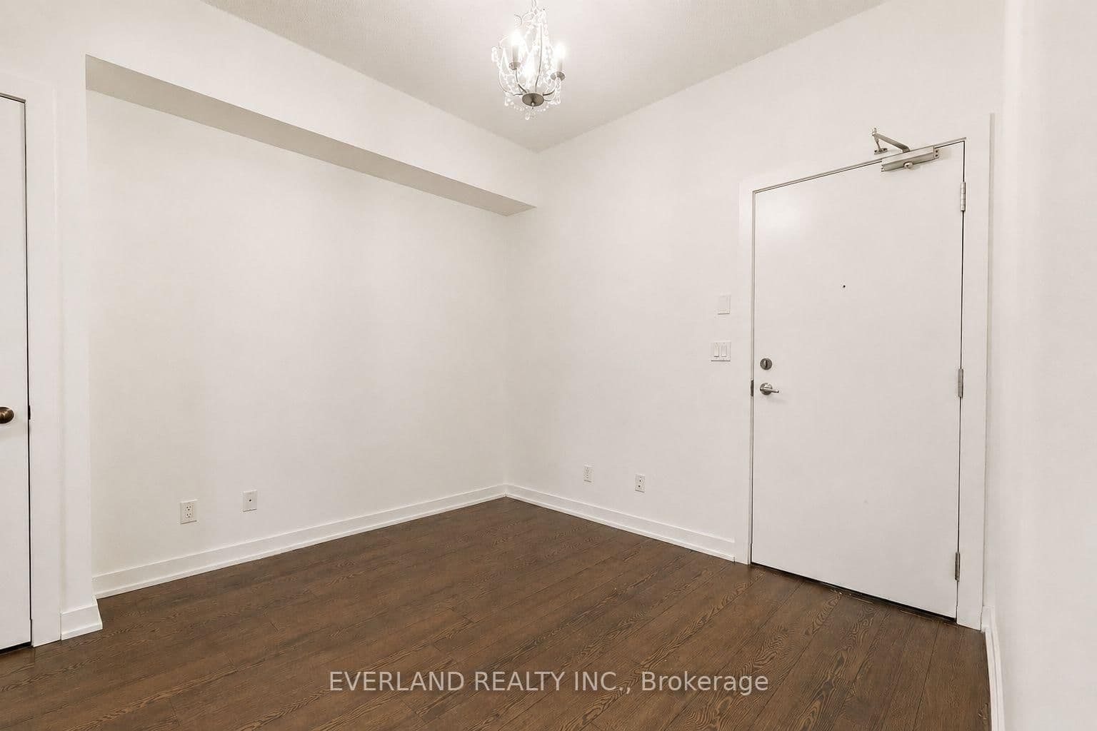 20 Bruyeres Mews, Unit 201 thumbnail 6