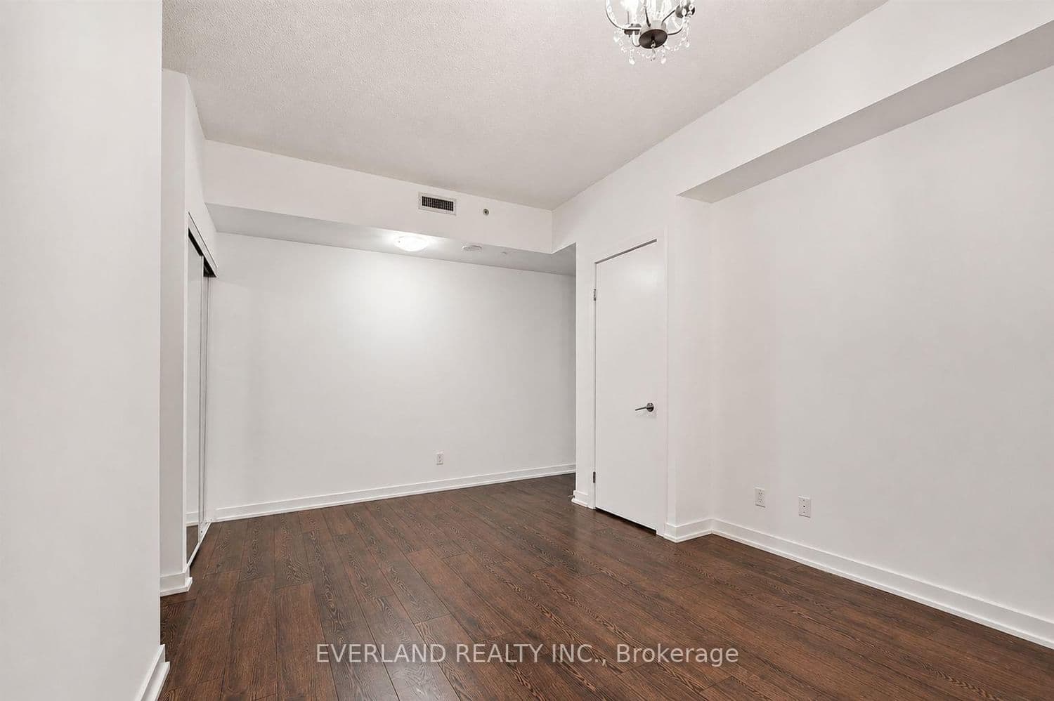 20 Bruyeres Mews, Unit 201 thumbnail 7
