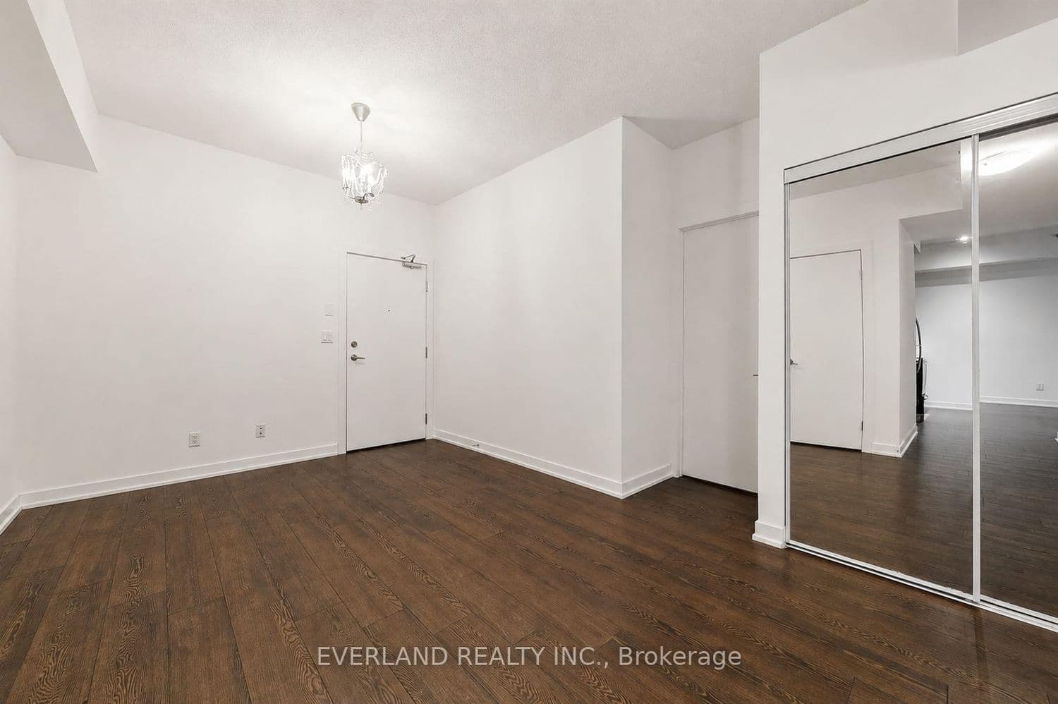 20 Bruyeres Mews, Unit 201 thumbnail 8