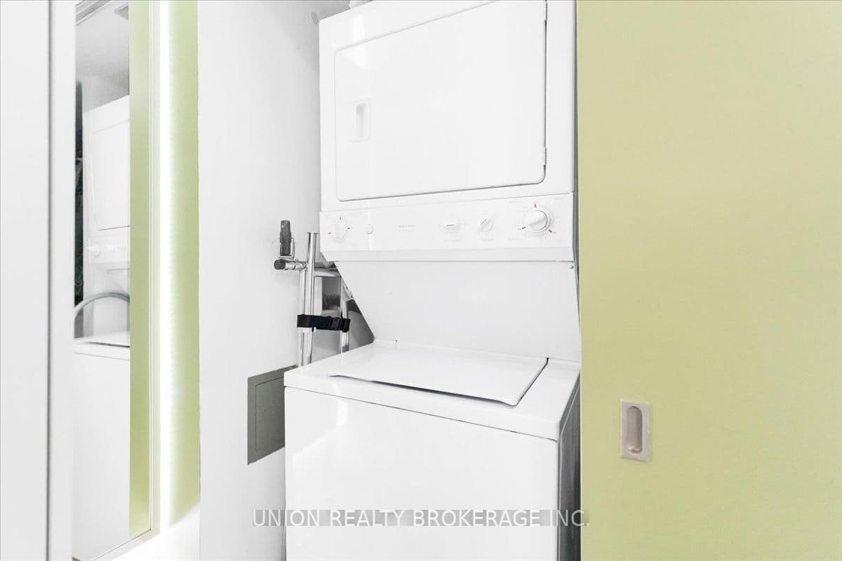 569 King Street E, Unit 404 thumbnail 24