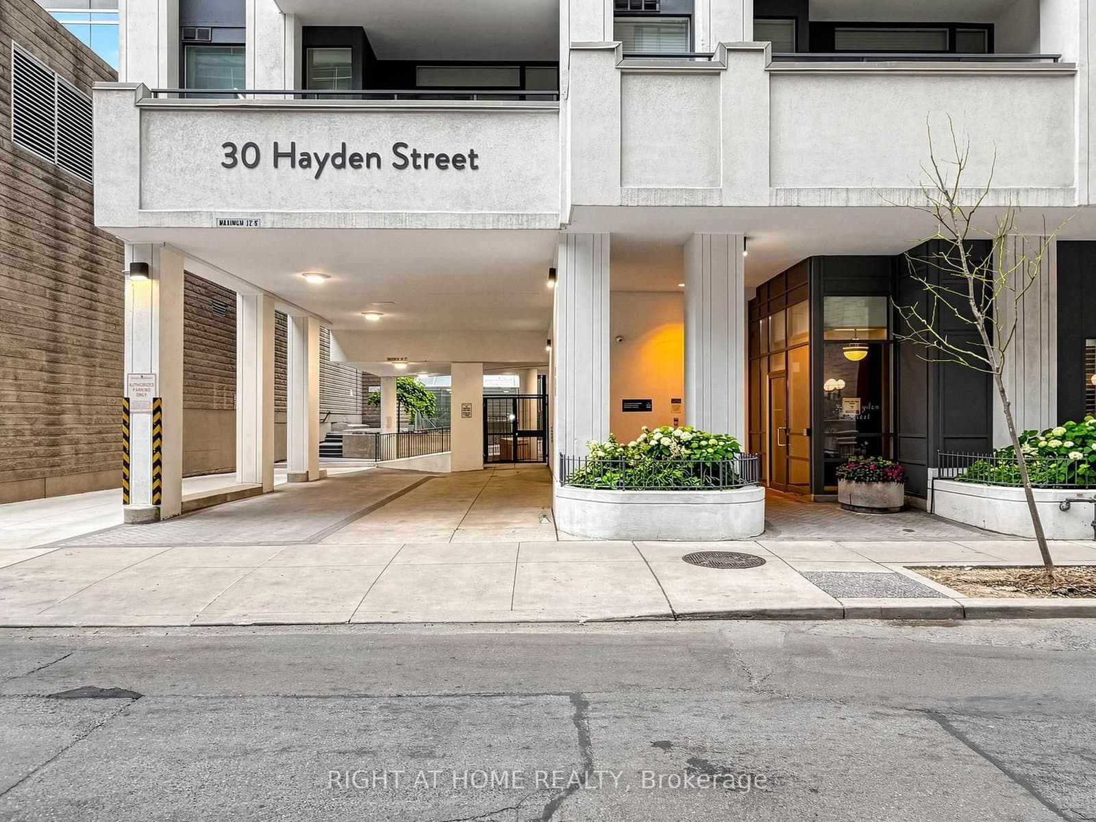 30 Hayden Street, Unit 404 thumbnail 3