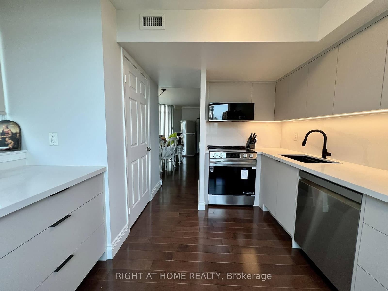 28 Harrison Garden Boulevard, Unit 702 thumbnail 9