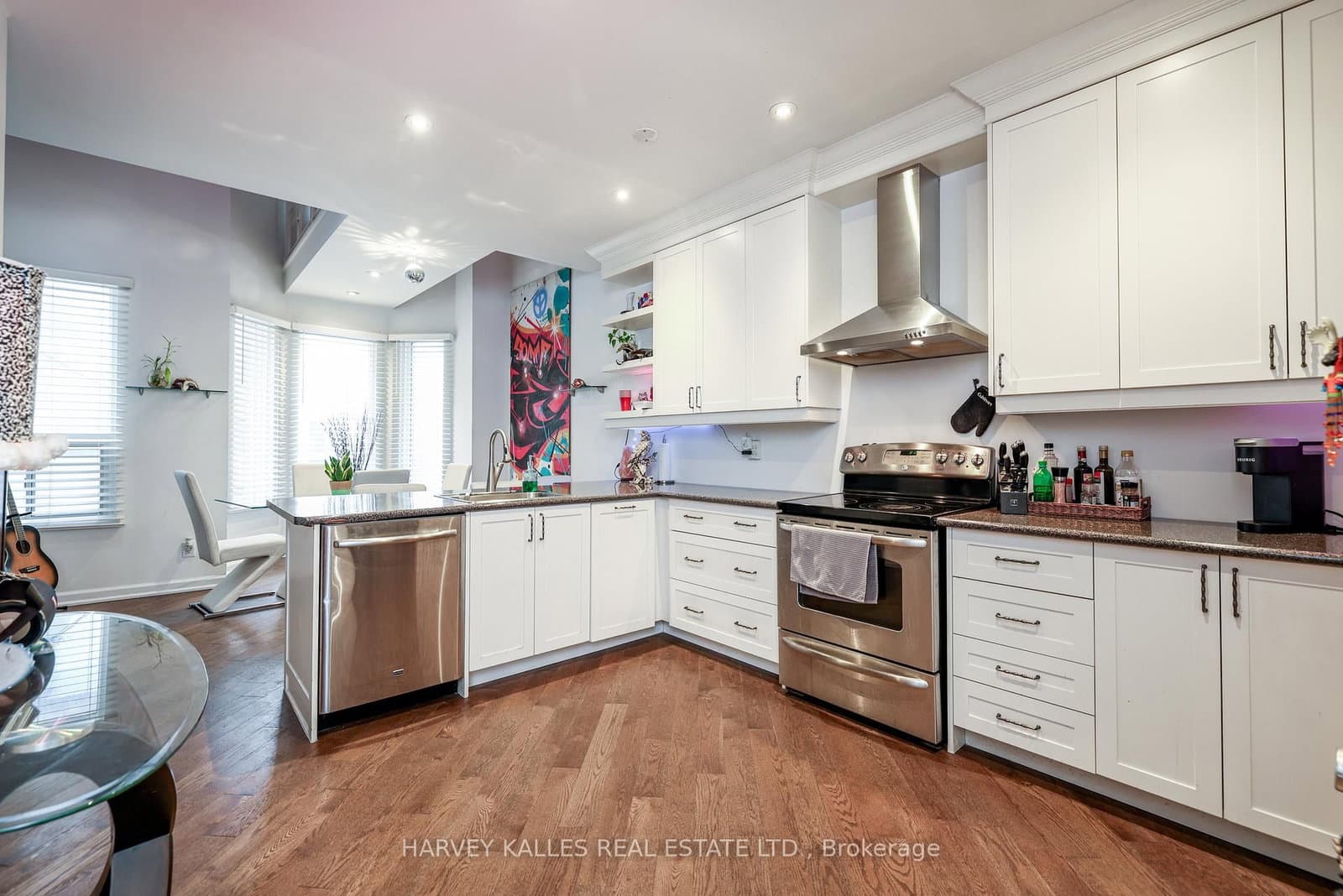 530 Richmond Street W thumbnail 3